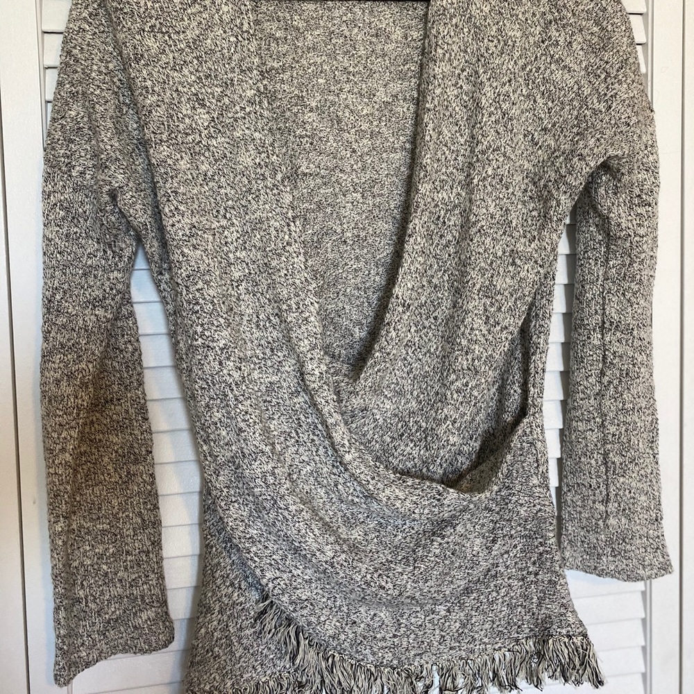 Scoop neck sweater with fray at the bottom 🤍